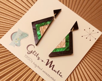 art deco geïnspireerde driehoek oorbellen in gemarmerd zwart, groen & champagne door glitzomatic glitz-o-matic