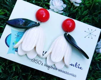 Pendientes de flores blancas inspirados en los años 50 Glitz-O-Matic Glitzomatic