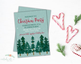 Könnte beinhalten: Zwei Weihnachtsparty-Einladungen mit türkisblauem Hintergrund und einer Waldillustration. Die Einladungen lauten "Sie sind zu einer Weihnachtsfeier eingeladen" mit Veranstaltungsdetails. Zuckerstangen und Tannenzweige sind um die Einladungen angeordnet.