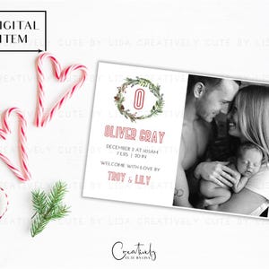 Weihnachten Geburtsankündigung Weihnachten Babyankündigung Neue Baby Feiertagskarte Geburtsankündigungs-Fotokarte für Neugeborene Monogramm-Kranz