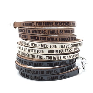 Jesaja 43:1-2... Religieuze leren wikkelarmband. Cadeau voor haar. Bemoedigende christelijke sieraden. Bijbelvers cadeau voor vrouwen.