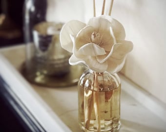 Diffuseur d'huile aromatique magnolia ou pivoine dans une bouteille en verre. 12 parfums de propreté au choix. Décoration traditionnelle et moderne. Pendaison de crémaillère, hôtesse, cadeau pour elle