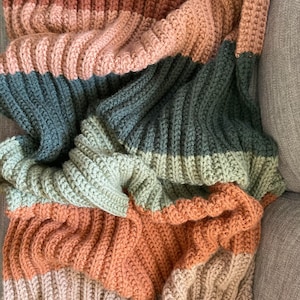 KNITTING PATTERN Knit Blanket Pattern, Color block Knitting, Easy Knit Blanket Pattern, Ribbed Knitting, Cozy Color Block Blanket. Lion Brand Hue and Me