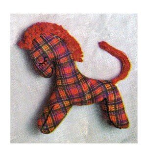 Pode incluir: Um brinquedo de cavalo de tecido vermelho e preto xadrez, com crina e cauda vermelhas. O brinquedo é feito de tecido e tem um rosto costurado.