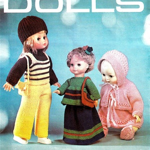 Könnte beinhalten: Eine Strickanleitung für drei Puppen, mit einer Mädchenpuppe in einem gelb-schwarz gestreiften Outfit, einer Mädchenpuppe in einem grün-schwarz gestreiften Outfit und einer Baby-Puppe in einem rosa Outfit. Das Muster ist mit "Lister Lee Target Dolls" betitelt und mit der Nummer 521 versehen. Das Muster ist für Puppen, die 30-40-45 cm groß sind.