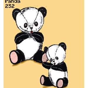 Könnte beinhalten: Zwei schwarze und weiße Plüschtiere in Form von Pandabären. Der größere Panda sitzt mit gekreuzten Pfoten vor sich. Der kleinere Panda sitzt mit seinen Pfoten vor sich. Der Hintergrund ist hellgelb. Der Text "Panda 232" befindet sich in der oberen linken Ecke des Bildes.