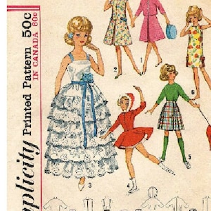 Könnte beinhalten: Vintage Simplicity Puppenmuster mit Illustrationen von Puppenkleidungsdesigns. Die Designs umfassen Kleider, Mäntel und Röcke in verschiedenen Stilen. Das Muster ist mit "50c" und "One Size" gekennzeichnet.
