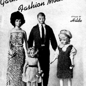 Puede incluir: Una fotografía en blanco y negro de cuatro muñecas con ropa de punto. Las muñecas están vestidas con una variedad de estilos, incluyendo un vestido, un traje y una falda y blusa. La foto tiene el pie de foto "Garments for Fashion Model Dolls" y "Styled by Hilde".