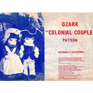Pode incluir: Um padrão de costura vintage para um conjunto de bonecas de casal colonial. O padrão é intitulado "Ozark 'Colonial Couple' Pattern" e inclui uma lista dos materiais necessários para fazer as bonecas. As bonecas são mostradas no fundo, uma menina com um vestido azul e branco e um menino com um traje colonial azul e branco.