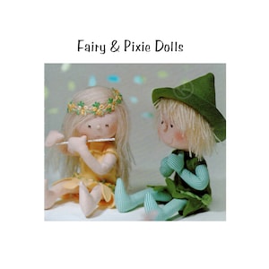 Può includere: Una bambola fata con un vestito giallo e una corona di fiori suona il flauto mentre una bambola folletto con un cappello verde e pantaloni a righe è seduta accanto a lei.  Fairy & Pixie Dolls.