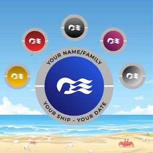Op de afbeelding: Grafisch ontwerp met een blauwe centrale cirkel met een wit silhouet en golvende lijnen, omringd door kleinere cirkels in verschillende kleuren. Tekst: "YOUR NAME/FAMILY", "YOUR SHIP" en "YOUR DATE". De achtergrond toont een strandscène.