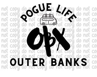 Może przedstawiać: Czarno-biały projekt graficzny z tekstem "Pogue Life" w kółku wokół czarno-białej ilustracji furgonetki. Tekst "OBX" jest napisany dużymi, stylizowanymi literami pod furgonetką. Tekst "Outer Banks" jest napisany pod tekstem "OBX".