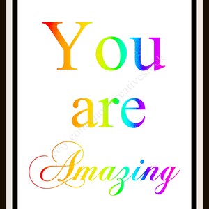 Puede incluir: Un fondo blanco con las palabras "You are amazing" escritas en colores arcoíris. Las letras están estilizadas con un efecto acuarela.