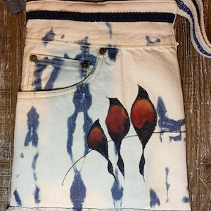 Cartera de mezclilla pintada a mano, cartera hecha a mano; bolso bandolera reciclado/reciclado con pájaros pintados a mano sobre mezclilla azul