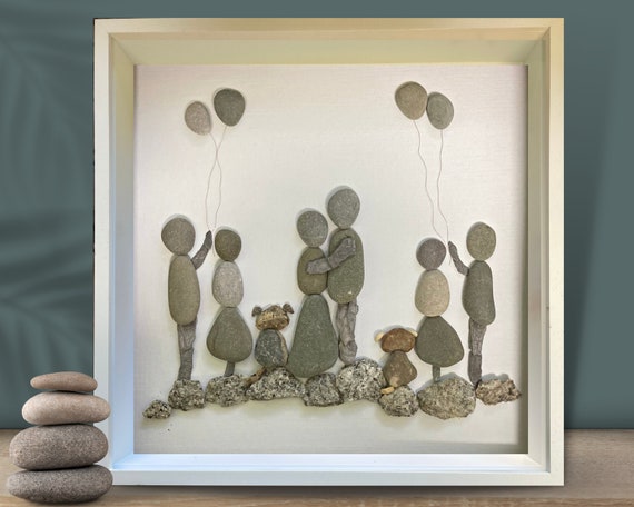 Unieke gepersonaliseerde Pebble Art familiefoto op de natuur