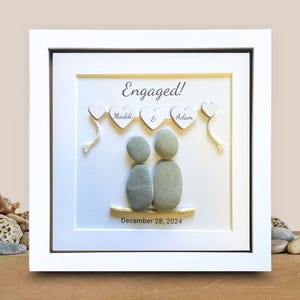 Engagement Keepsake present, Customised gift for newly engaged couple, unique Pebble picture with names afbeelding 1