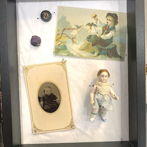 Antica bambola MASCHIETTA in porcellana ferrotipo post-mortem infestata del 1800, cartolina vittoriana antica, espositore Shadow box