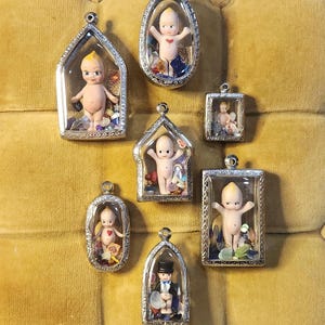 Vintage Kewpie Puppe Halskette Sonny Engel Taschenanhänger Schüttler Medaillon ADHS zappeln Schmuck Antike Puppe Charme Stoffkristall kawaii witchy Anhänger