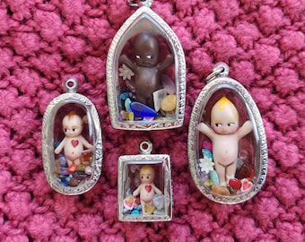 Ręcznie malowany naszyjnik z zawieszką w kształcie lalki Kewpie Shaker: zabytkowa zabawka Fidget Jewelry z wisiorkiem Sonny Angel NOWY STAN