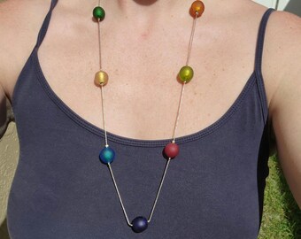 Vintage zilveren en veelkleurige muranoglaskralenketting gemaakt in Italië regenboog metalen grote iriserende lange ketting met glazen kraal