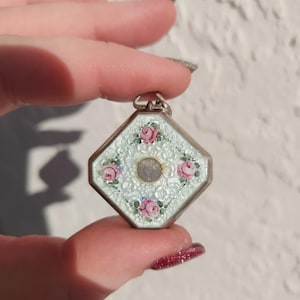 Montre Pendentif Suisse Ancienne – émail Guilloché Bleu Et Jaune – Argent Massif – Fonctionne