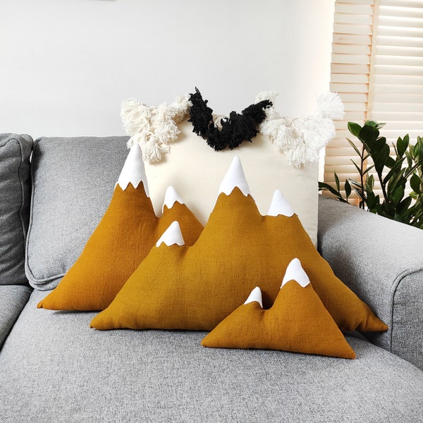 Coussin décoration montagne en tissu coton et lin couleur jaune moutard plusieurs tailles pour chambre enfant ou adulte