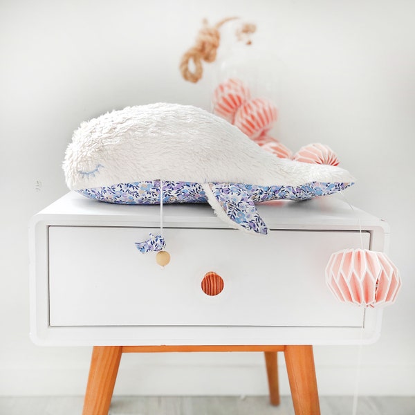 Baleine musicale en tissu Liberty et sherpa personnalisable musique et tissu aux choix pour décoration chambre d'enfant