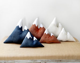 Coussins montagne en velours côtelé plusieurs couleurs et tailles pour chambre enfant ou salon, panaché de coussins pour enfant ou parents