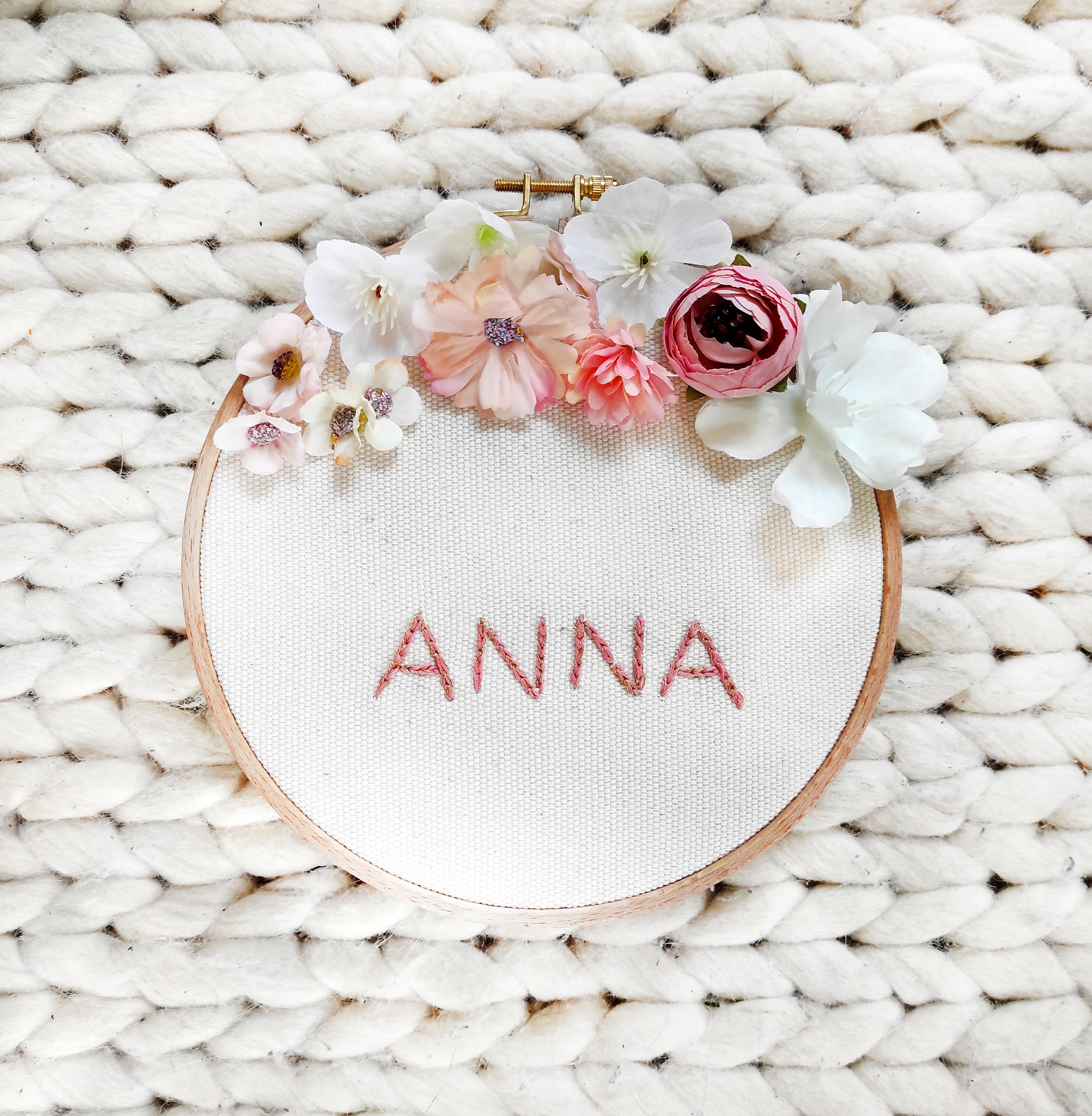 Tambour à Broder avec Prénom et Fleurs Artificielles Personnaliser, Décoration Murale en Bois Pour C