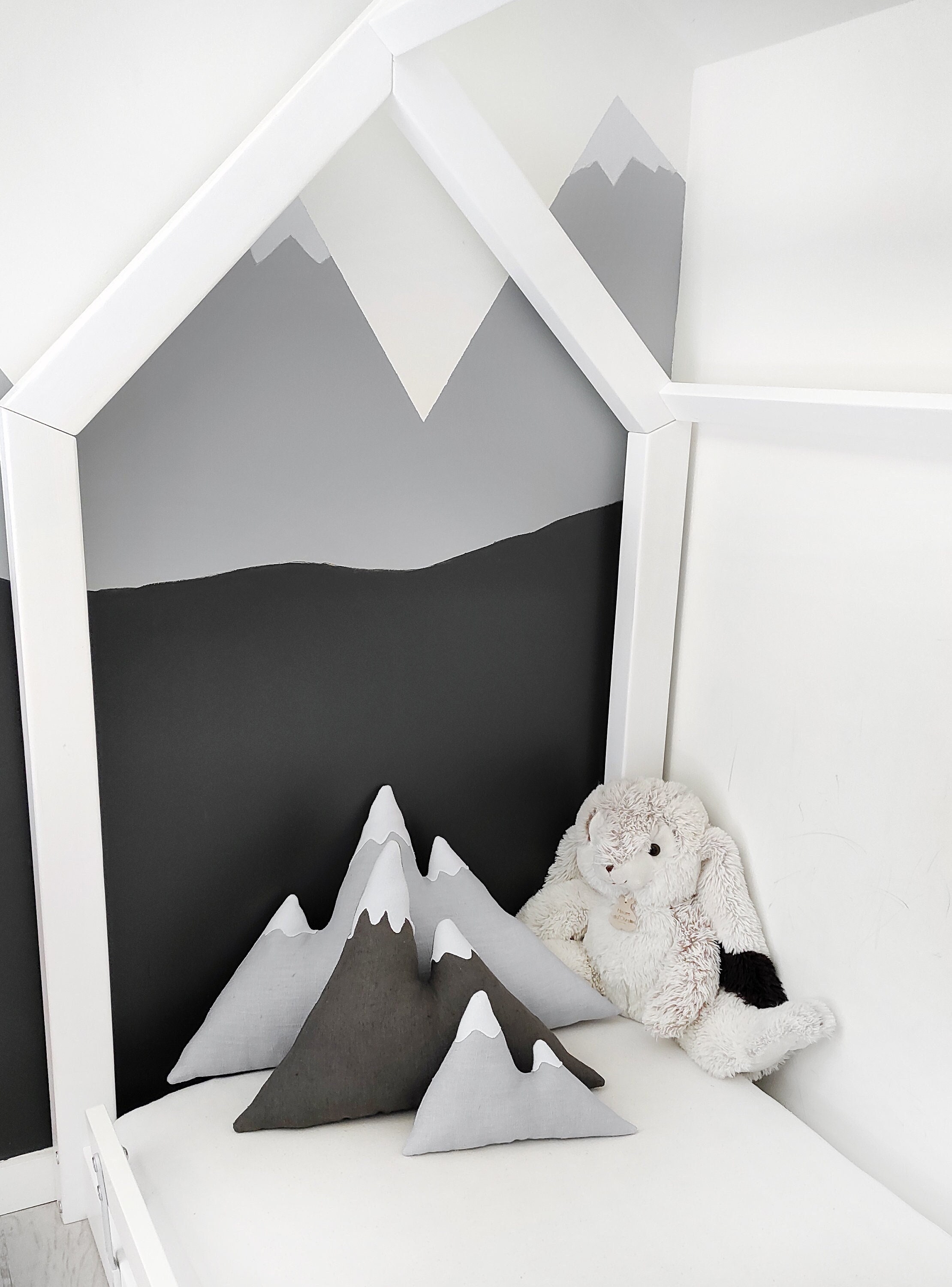 Coussin Déco Montagne en Lin Gris Claire et Foncé Plusieurs Tailles Pour Chambre Enfant ou Adulte