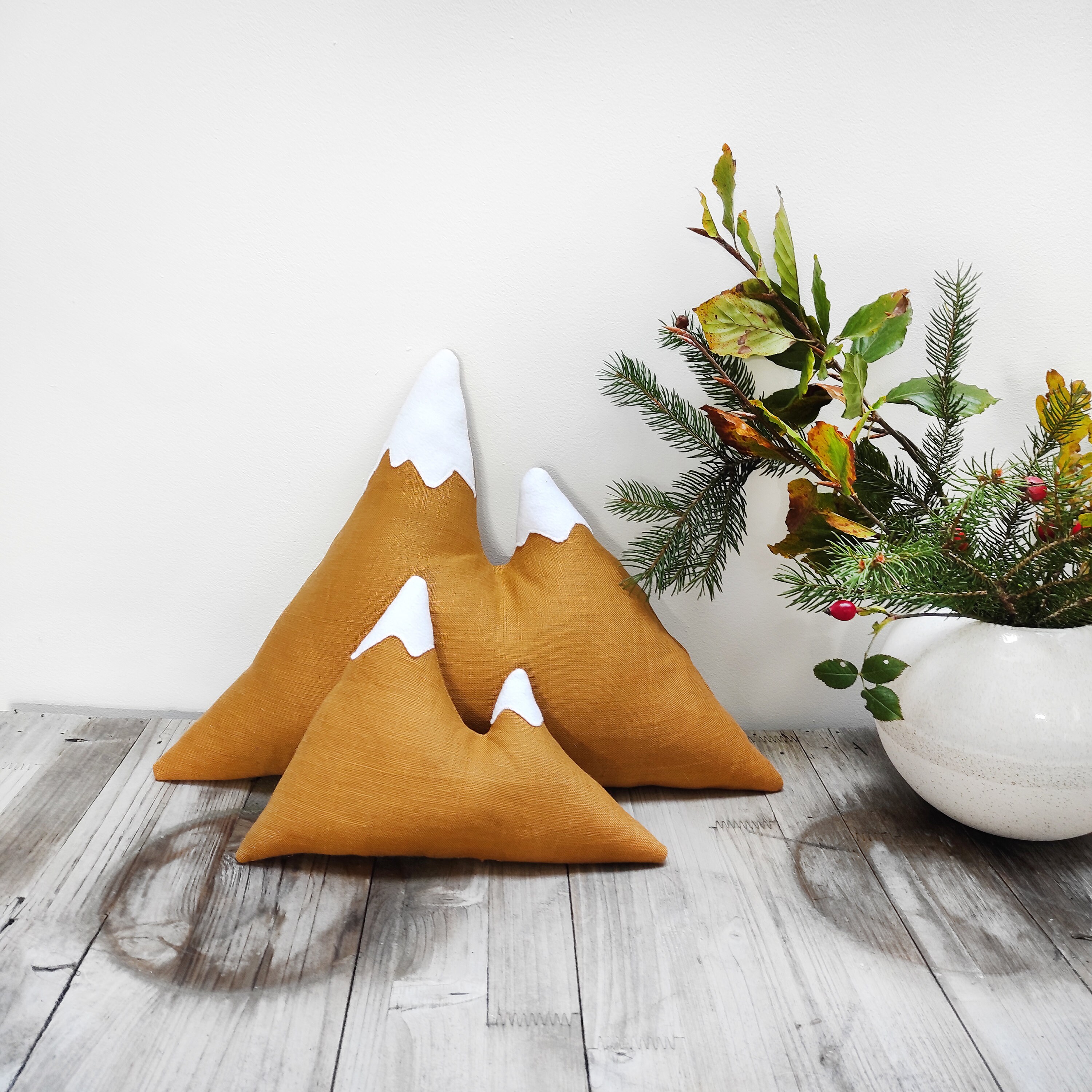 Décoration Coussins Montagne en Lin Couleur Camel Chambre Enfant ou Décoration Salon