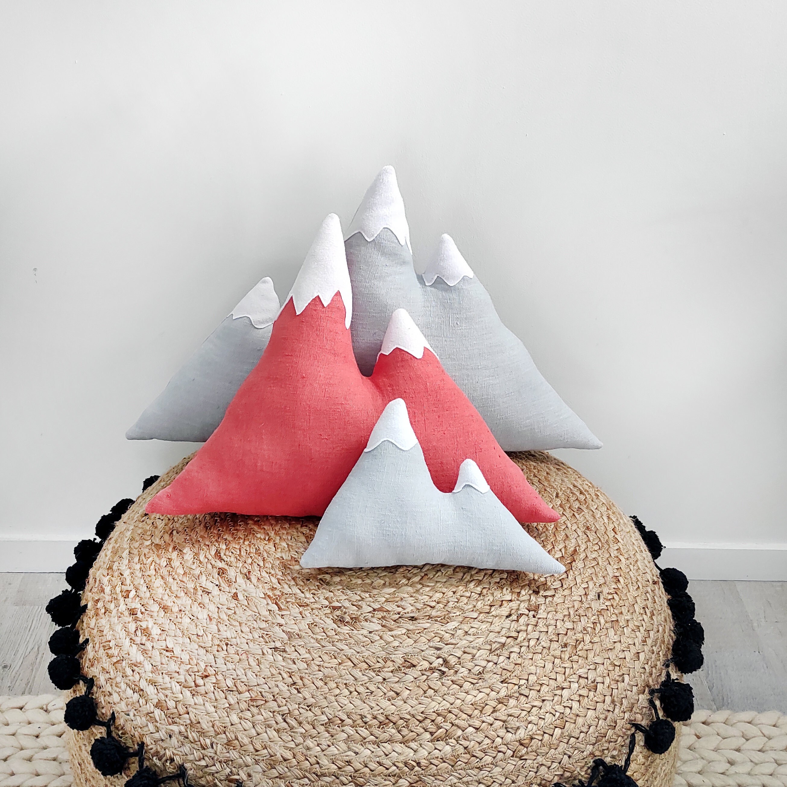 Coussin Montagne en Lin Corail et Gris Claire Plusieurs Tailles Pour Chambre Enfant ou Adulte