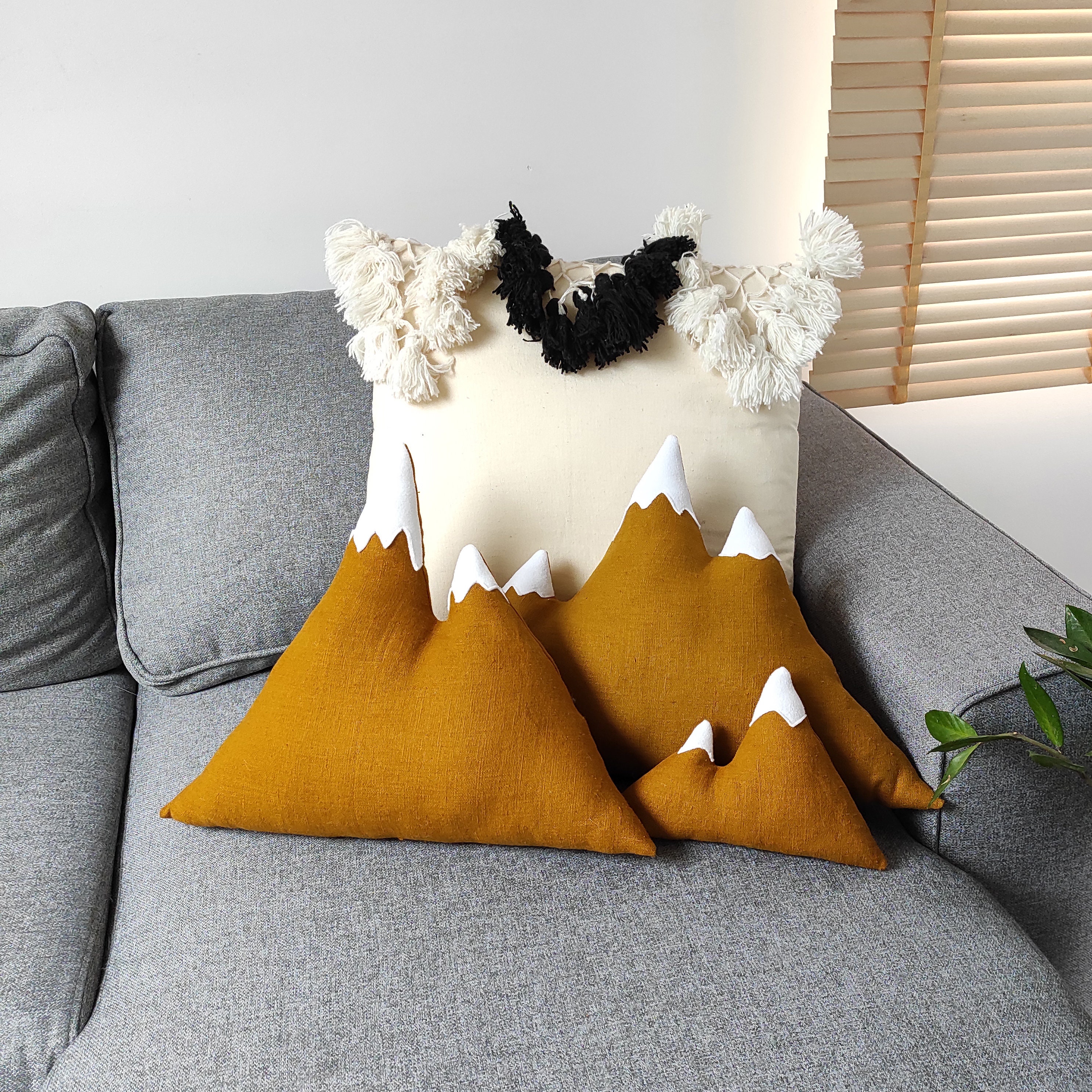 Coussin Déco Montagne en Lin Couleur Jaune Moutard Plusieurs Tailles Pour Chambre Enfant ou Adulte