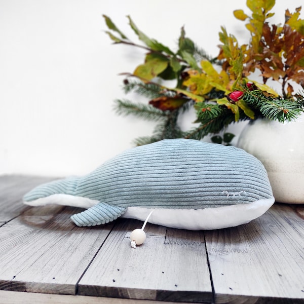 Doudou musical baleine couleur vert d eau avec musique aux choix pour décoration chambre d'enfant, boîte à musique cadeau de naissance