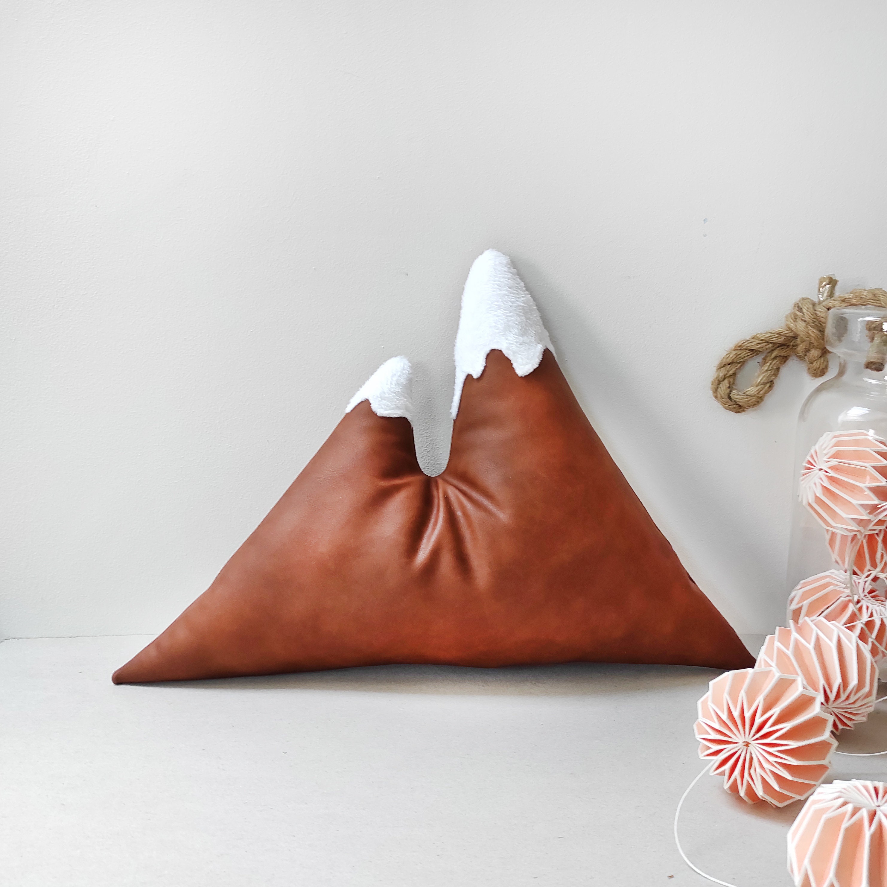 Coussin Montagne en Simili Cuir Cognac et Tissu Doudou Blanc Pour Chambre Enfant ou Adulte