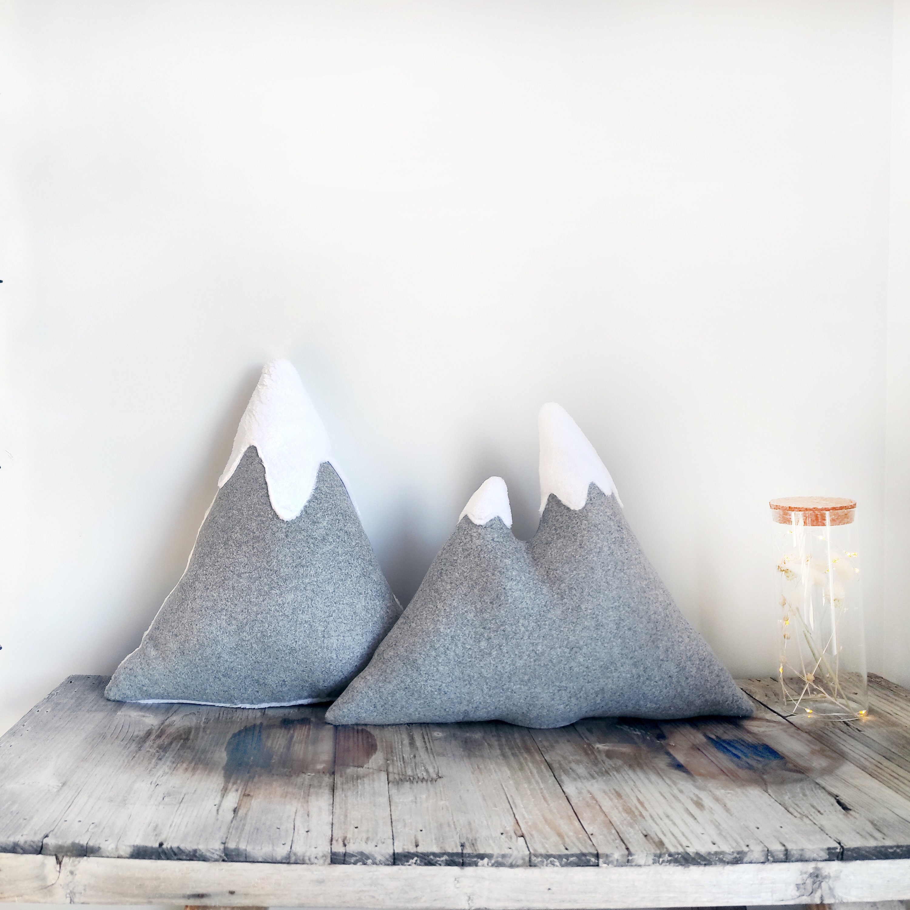 Coussin Déco Montagne en Jersey Gris et Tissu Polaire Plusieurs Tailles Pour Chambre Enfant ou Adult