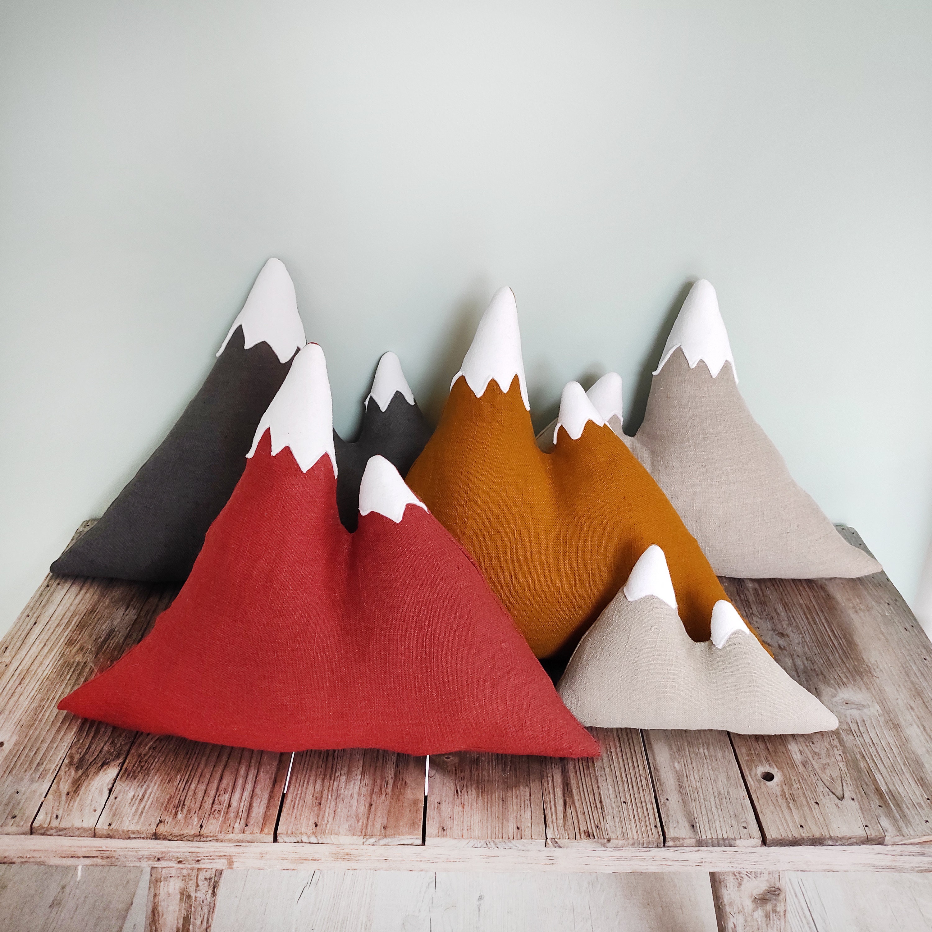 Coussin Forme Montagne en Lin Couleur Brique Pour Chambre Enfant ou Adulte Plusiers Tailles