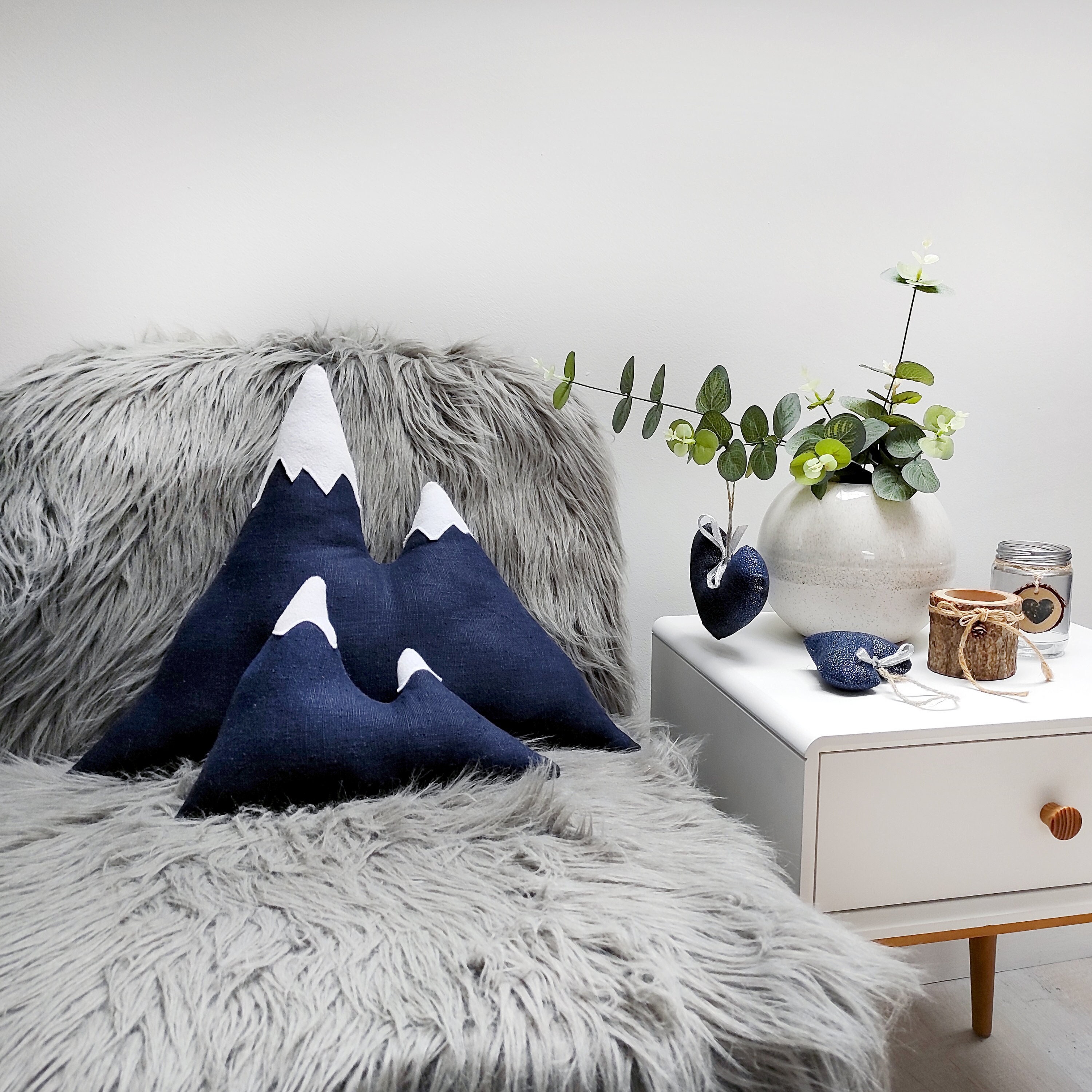 Décoration Coussin Montagne en Lin Couleur Bleue Marine Plusieurs Tailles Pour Chambre Enfant ou Adu