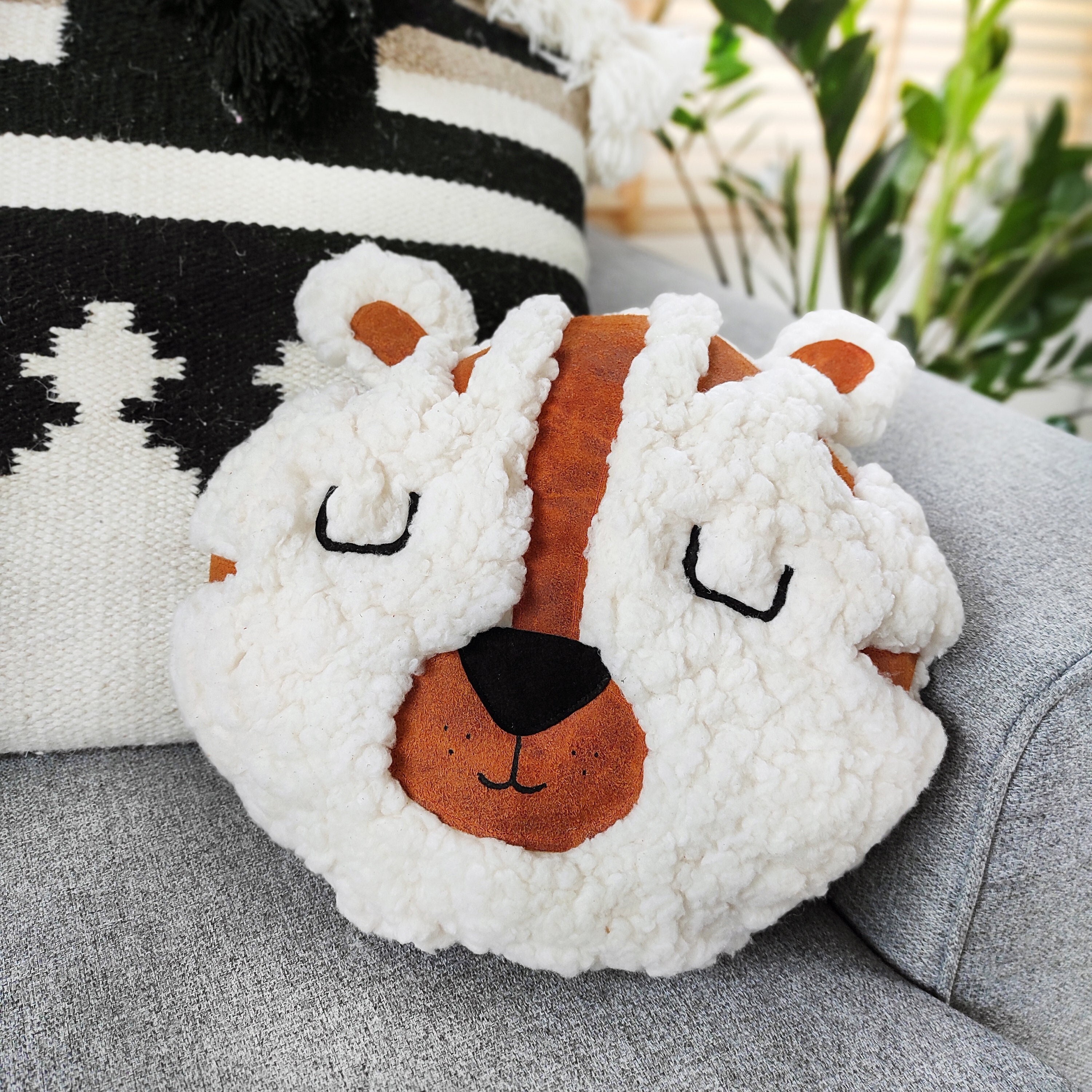 Coussin Tigre en Tissu Sherpa Ivoire Doux et Cuir Véritable Pour Décoration Chambre d'enfant ou d'un
