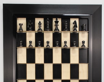 Tablero de ajedrez vertical de arce negro montado en la pared con marco Tuxedo, con opción de piezas de ajedrez