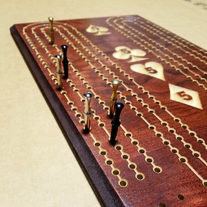 Grande cheville Perfect Hand (29) Planche de cribbage, OU, personnalisez-la et remplacez l'image Perfect Hand par votre nom de famille.