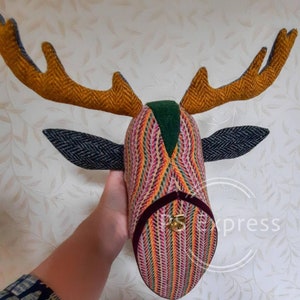 Hecho a pedido. Tapiz de pared con ciervo falso con tela Harris Tweed. Tú eliges los colores y yo haré un hermoso ciervo solo para ti. imagen 7