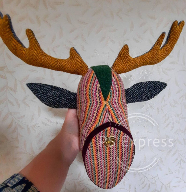 Hecho a pedido. Tapiz de pared con ciervo falso con tela Harris Tweed. Tú eliges los colores y yo haré un hermoso ciervo solo para ti. imagen 7