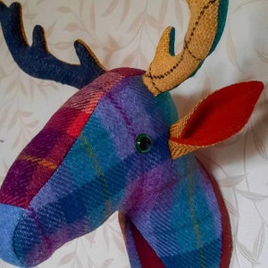 Hecho a pedido. Tapiz de pared con ciervo falso con tela Harris Tweed. Tú eliges los colores y yo haré un hermoso ciervo solo para ti. imagen 3