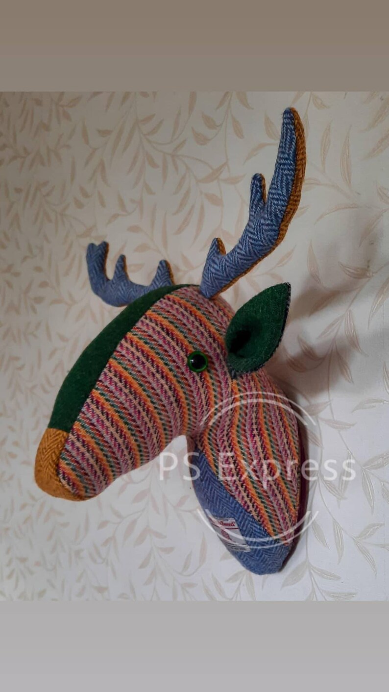 Hecho a pedido. Tapiz de pared con ciervo falso con tela Harris Tweed. Tú eliges los colores y yo haré un hermoso ciervo solo para ti. imagen 5