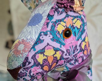 Gran soporte de pared con liebre en tela Liberty Tana Lawn.