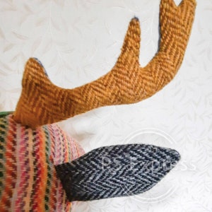 Hecho a pedido. Tapiz de pared con ciervo falso con tela Harris Tweed. Tú eliges los colores y yo haré un hermoso ciervo solo para ti. imagen 8