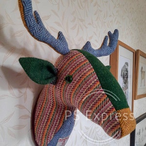 Hecho a pedido. Tapiz de pared con ciervo falso con tela Harris Tweed. Tú eliges los colores y yo haré un hermoso ciervo solo para ti. imagen 4
