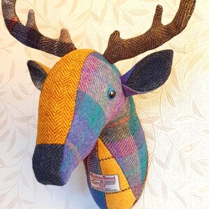 Hecho a pedido. Tapiz de pared con ciervo falso con tela Harris Tweed. Tú eliges los colores y yo haré un hermoso ciervo solo para ti. imagen 1