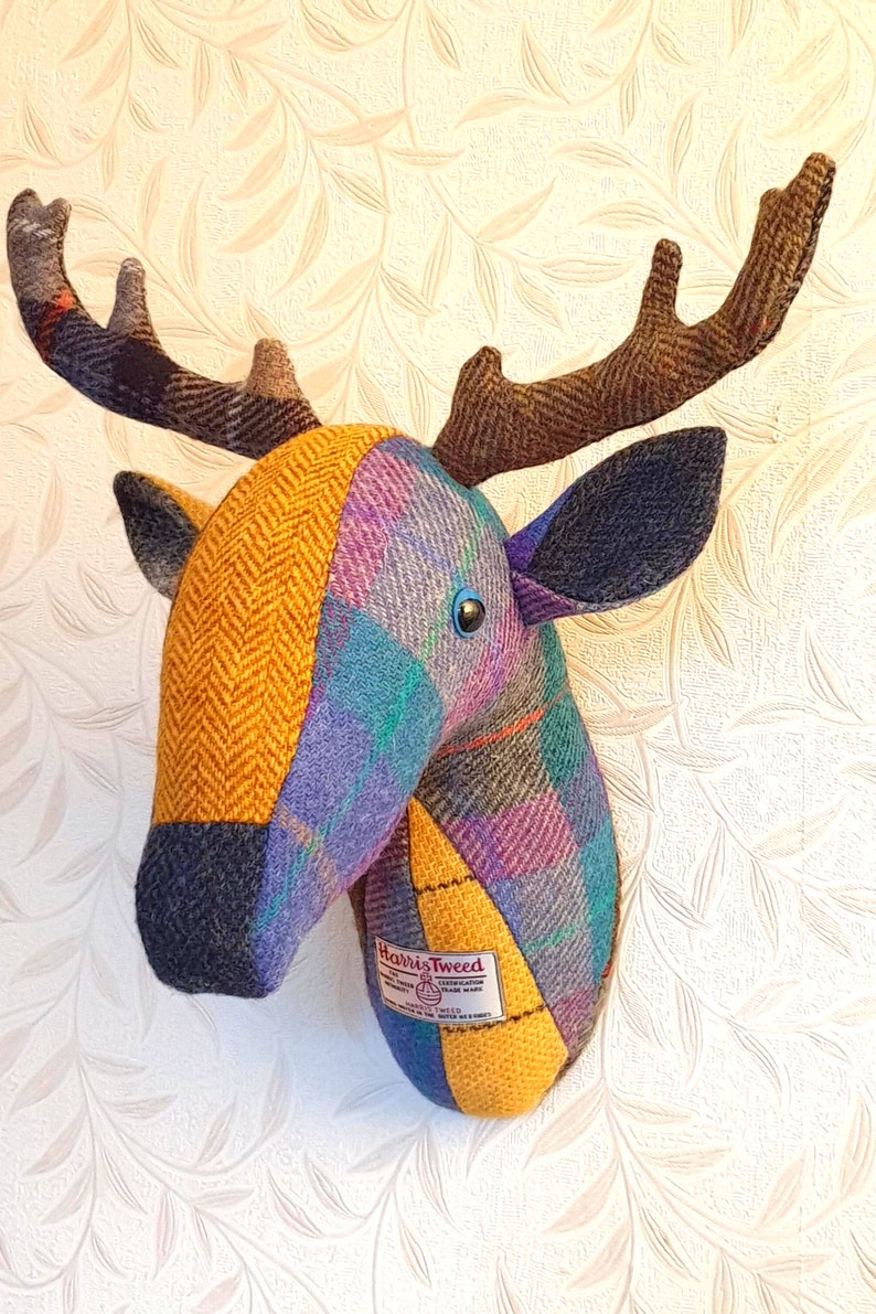 Hecho a pedido. Tapiz de pared con ciervo falso con tela Harris Tweed. Tú eliges los colores y yo haré un hermoso ciervo solo para ti. imagen 1